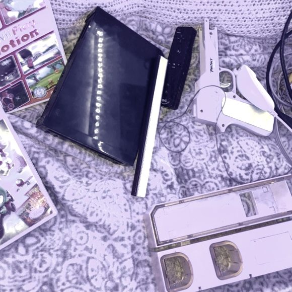 Wii - Picture 1 of 3